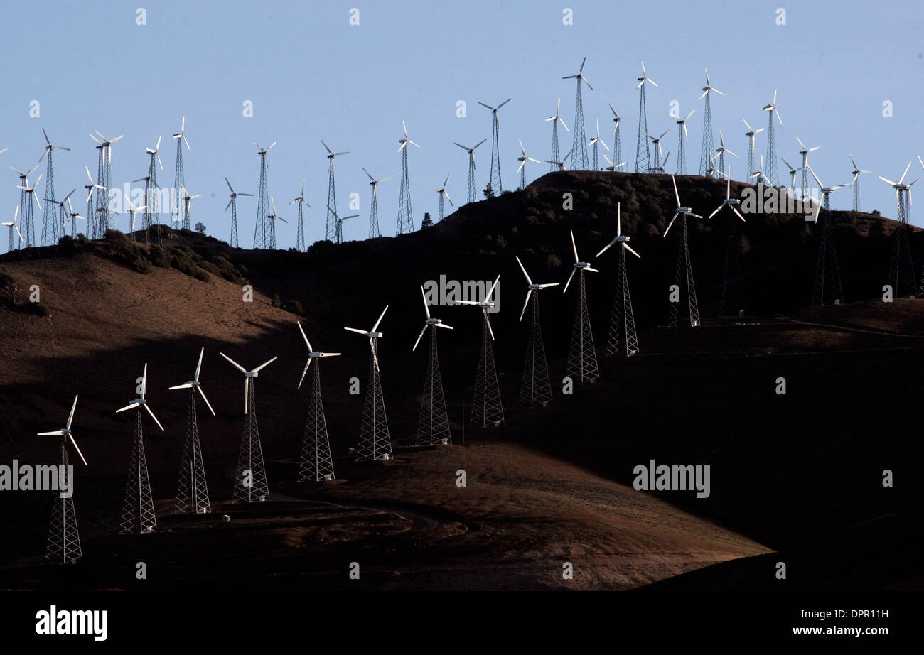 30. November 2008 - Tehachapi, Kalifornien, USA - hat Ost und Südregion von den Tehachapi Pass eines kalifornischen größere Windparks, die Erzeugung von Strom. Die Turbinen haben seit den frühen 1980er Jahren. Southern California Edison will sichern 1.500 Megawatt oder mehr Strom aus neuen Projekten im Bereich Tehachapi gebaut werden. 2006-Vertrag, welche m. Stockfoto