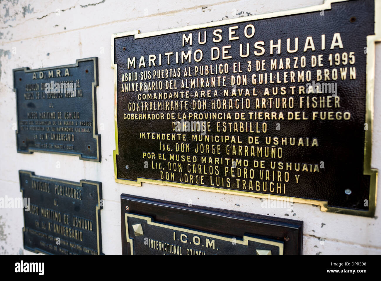 USHUAIA, Argentinien – Gedenktafeln markieren den Eingang zum Maritimen Museum von Ushuaia, das am 3. März 1995 offiziell eröffnet wurde. Die Institution, die unter Konteradmiral Horacio Arturo Fisher und Gouverneur Jose Estabillo gegründet wurde, bewahrt das maritime Erbe von Feuerland. Das Datum der Eröffnung des Museums fällt mit dem Jahrestag von Admiral Guillermo Brown zusammen, was seine Verbindung zur argentinischen Marinegeschichte widerspiegelt. Stockfoto