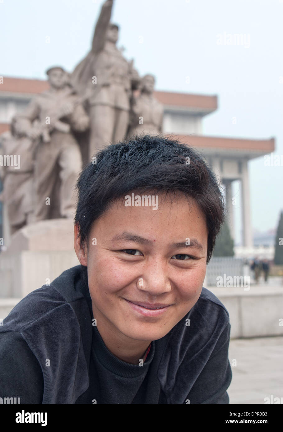 Peking, China. 16. Oktober 2006. Portrait eines chinesischen jungen stellte vor der heroischen Skulptur von Arbeitern, Bauern und Soldaten nahe dem Eingang zum Chairman Mao Memorial Hall, allgemein bekannt als das Mausoleum von Mao Zedong, seine letzte Ruhestätte. Diese sehr beliebte Attraktion befindet sich im Platz des himmlischen Friedens in Peking, die Hauptstadt der Republik China. © Arnold Drapkin/ZUMAPRESS.com/Alamy Live-Nachrichten Stockfoto