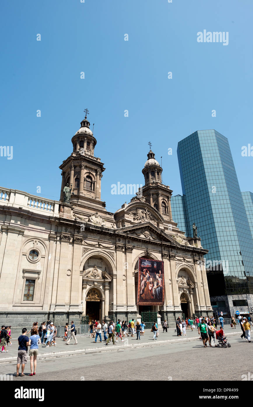 SANTIAGO, CHILE - in der Kathedrale von Santiago (Catedral Metropolitana de Santiago) im Herzen von Santiago, Chile, mit Blick auf die Plaza de Armas. Die ursprüngliche Kathedrale wurde im Zeitraum 1748 bis 1800 (mit späteren Änderungen) einer neoklassischen Design. Stockfoto