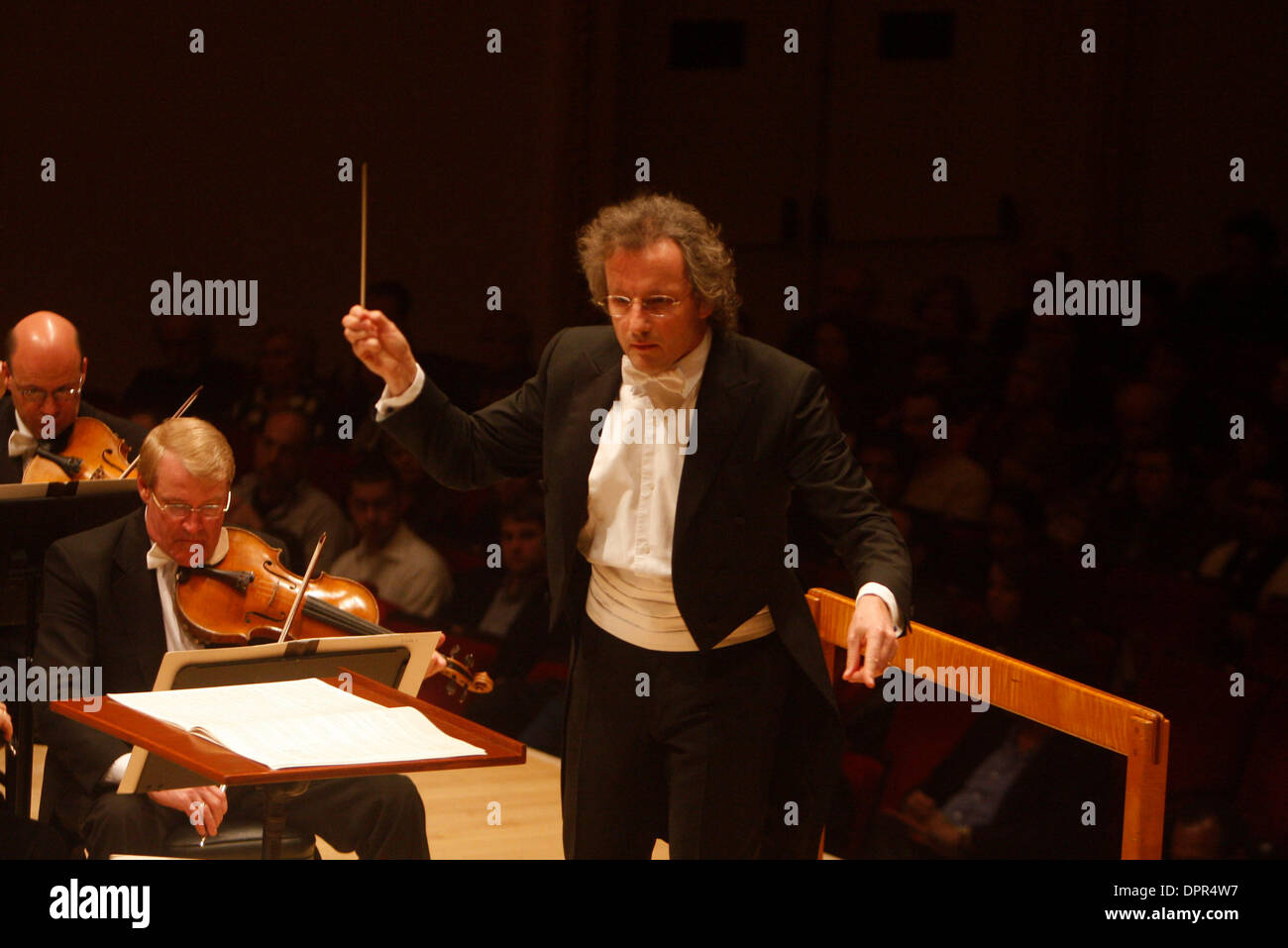 4. Februar 2009 - New York, NY, USA - Dirigent und Musikdirektor FRANZ WELSER-die meisten und das Cleveland Orchestra in der Carnegie Hall durchführen. (Kredit-Bild: © Aviv klein/ZUMA Press) Stockfoto