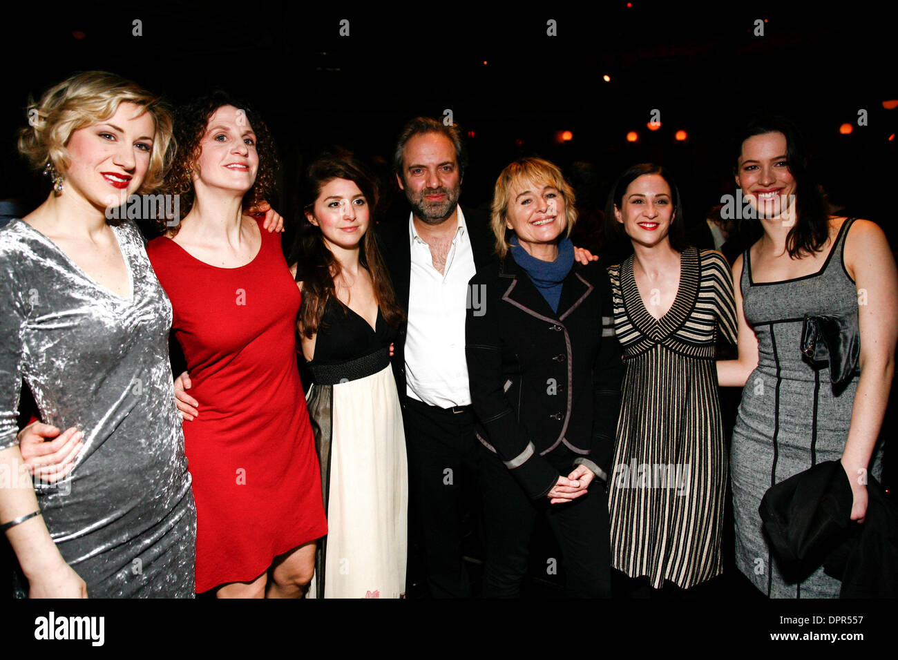 18. Februar 2009 - Brooklyn, New York, USA - SAM MENDES (C) und weibliche Mitglieder der Besetzung von "A Winter Tale" besuchen besucht das Brückenprojekt Benefizdinner und Aufführung im BAM Howard Gilman Opera House. (Kredit-Bild: © Aviv klein/ZUMA Press) Stockfoto