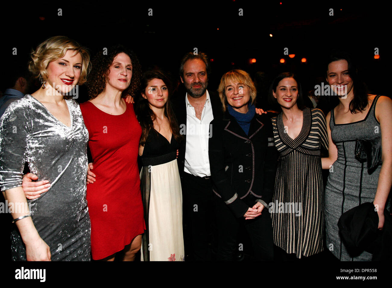 18. Februar 2009 - Brooklyn, New York, USA - SAM MENDES (C) und weibliche Mitglieder der Besetzung von "A Winter Tale" besuchen besucht das Brückenprojekt Benefizdinner und Aufführung im BAM Howard Gilman Opera House. (Kredit-Bild: © Aviv klein/ZUMA Press) Stockfoto