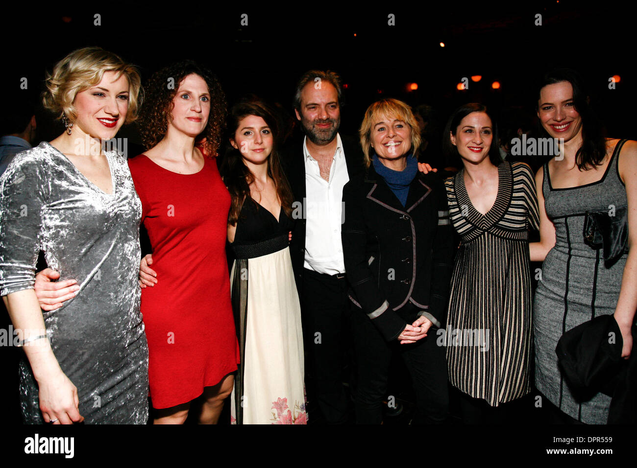18. Februar 2009 - Brooklyn, New York, USA - SAM MENDES (C) und weibliche Mitglieder der Besetzung von "A Winter Tale" besuchen besucht das Brückenprojekt Benefizdinner und Aufführung im BAM Howard Gilman Opera House. (Kredit-Bild: © Aviv klein/ZUMA Press) Stockfoto