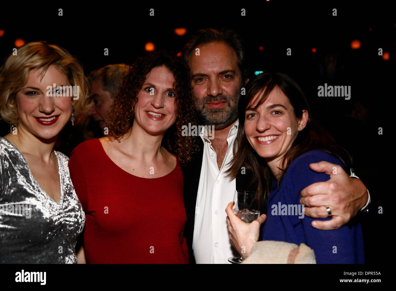18. Februar 2009 - Brooklyn, New York, USA - SAM MENDES (C) und weibliche Mitglieder der Besetzung von "A Winter Tale" besuchen besucht das Brückenprojekt Benefizdinner und Aufführung im BAM Howard Gilman Opera House. (Kredit-Bild: © Aviv klein/ZUMA Press) Stockfoto