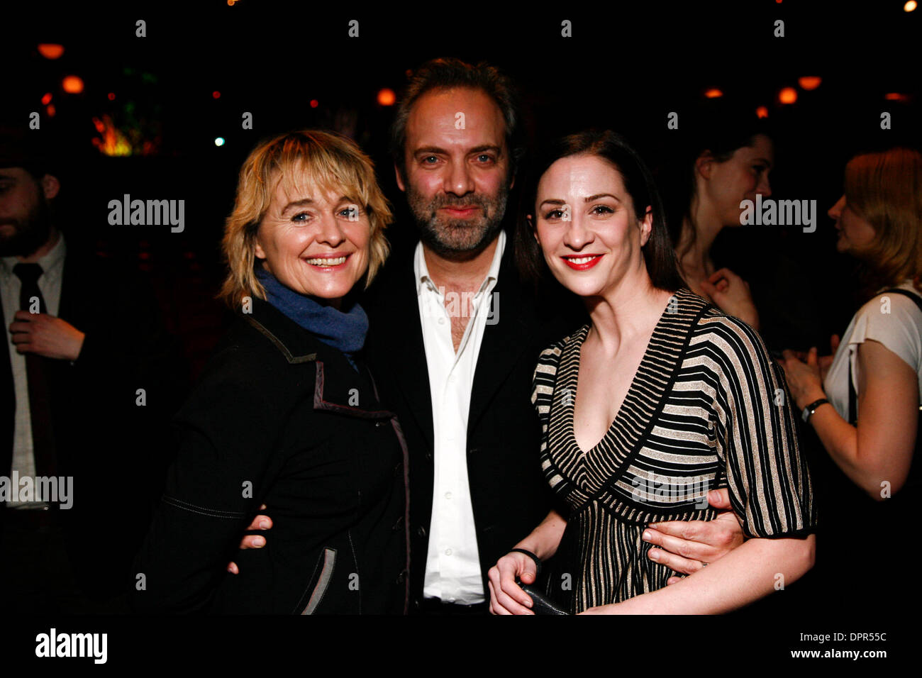 18. Februar 2009 - Brooklyn, New York, USA - SAM MENDES (C) und weibliche Mitglieder der Besetzung von "A Winter Tale" besuchen besucht das Brückenprojekt Benefizdinner und Aufführung im BAM Howard Gilman Opera House. (Kredit-Bild: © Aviv klein/ZUMA Press) Stockfoto