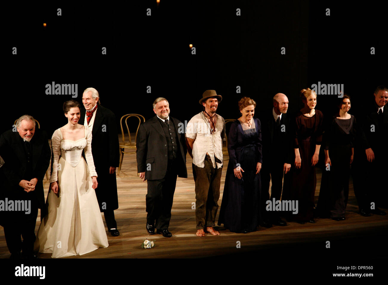 18. Februar 2009 - Brooklyn, New York, USA - Vorhang für "A Winter Tale" mit ETHAN HAWKE (C) bei The Bridge Project profitieren Abendessen und Aufführung im BAM Howard Gilman Opera House. (Kredit-Bild: © Aviv klein/ZUMA Press) Stockfoto