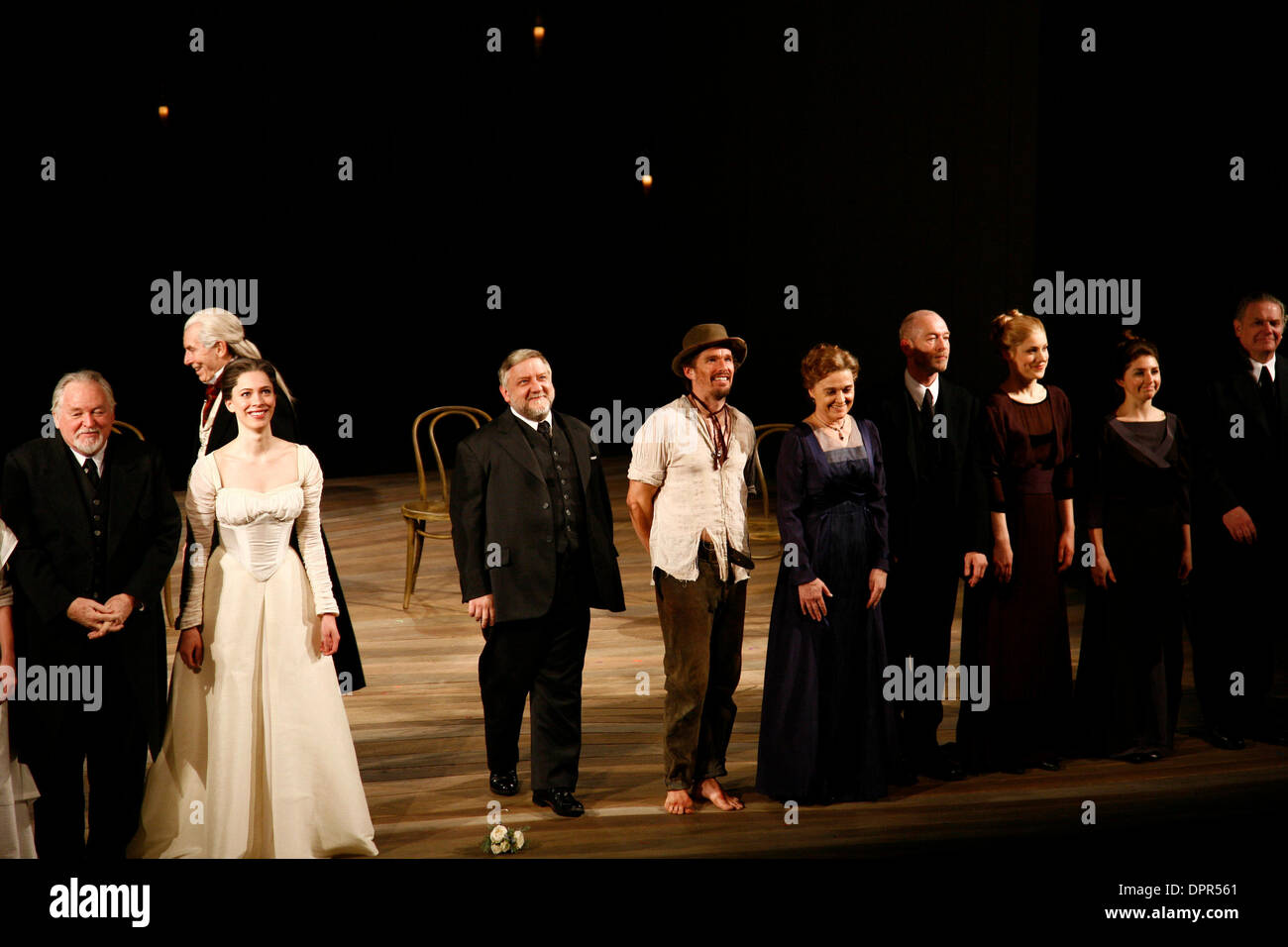 18. Februar 2009 - Brooklyn, New York, USA - Vorhang für "A Winter Tale" mit ETHAN HAWKE (C) bei The Bridge Project profitieren Abendessen und Aufführung im BAM Howard Gilman Opera House. (Kredit-Bild: © Aviv klein/ZUMA Press) Stockfoto