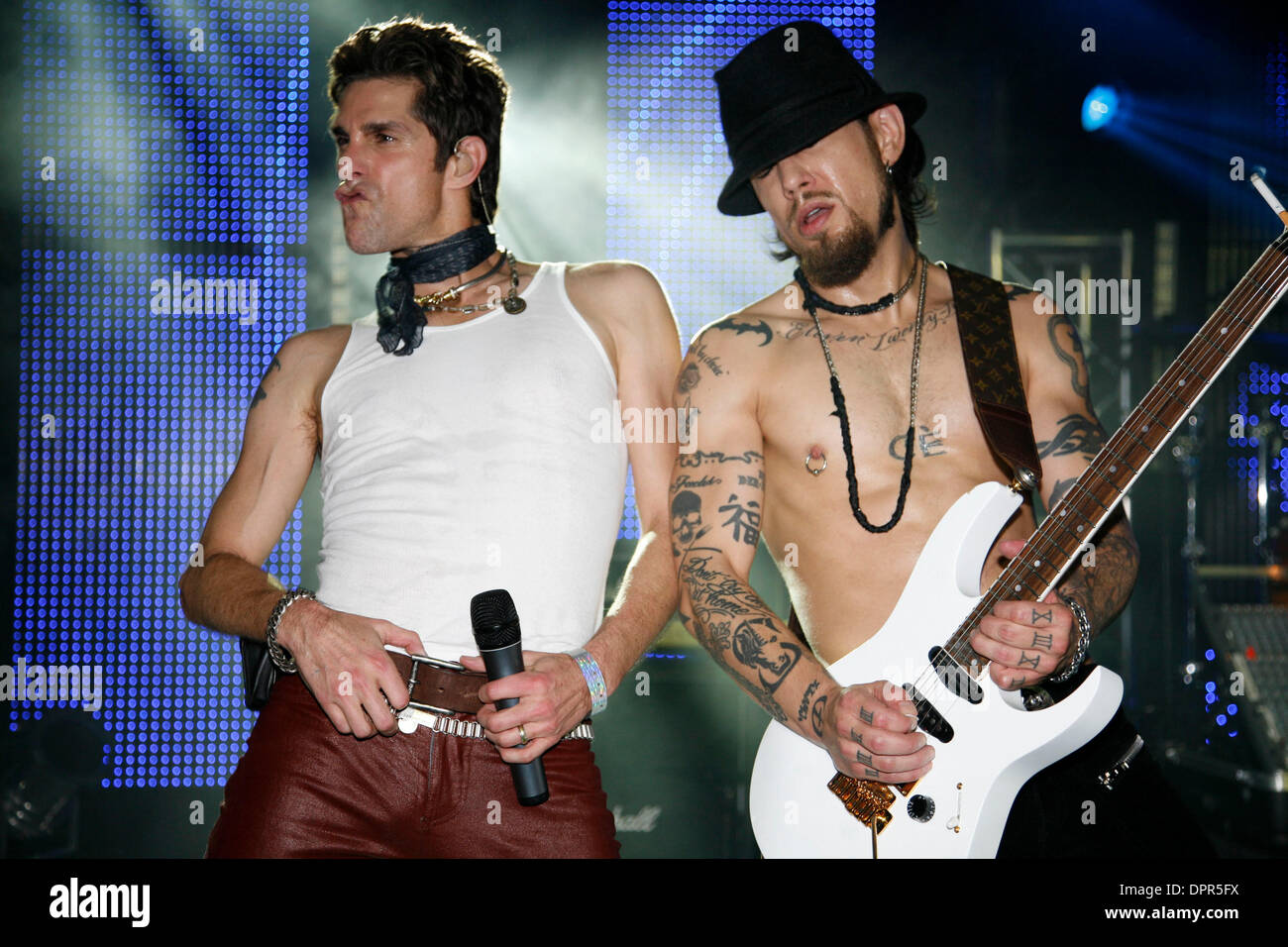 20. März 2009 party - Austin, Texas - Sänger PERRY FARRELL und Gitarristen DAVE NAVARRO von "Janes Addiction" erklingt in Playboys während SXSW 2009 - Tag 3. (Kredit-Bild: © Aviv klein/ZUMA Press) Stockfoto