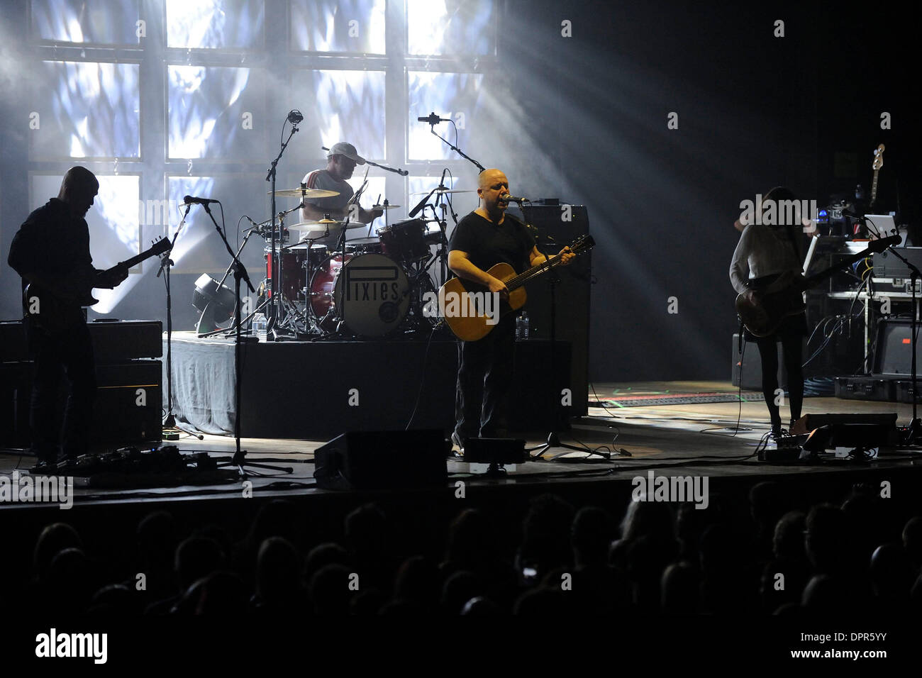 Toronto, Kanada. 15. Januar 2014. US-amerikanische alternative-Rock Band PIXIES führt in Toronto Massey Hall. Im Bild, Joey Santiago, David Lovering, Black Francis, Paz Lenchantin. Bildnachweis: EXImages/Alamy Live-Nachrichten Stockfoto