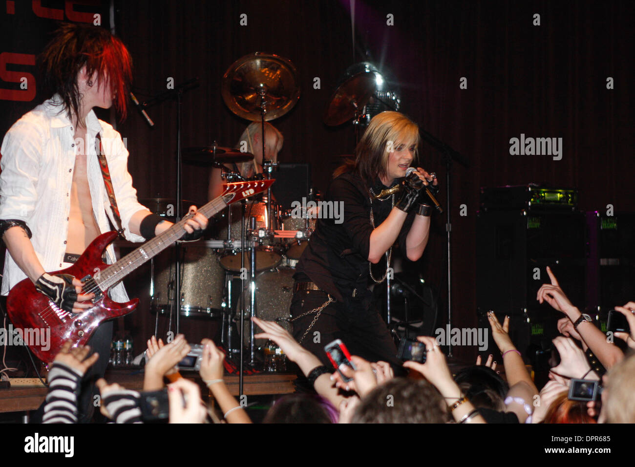 24. April 2009 - New York, New York, USA - "Cinema Bizarre" erklingt in der Highline Ballroom. Cinema Bizarre ist eine deutsche Band aus Berlin im Jahr 2007 gegründet. Sie bezeichnen ihre Musik als Synthie-Pop, New Wave, Electro, Rock und Pop verschmolzen in irgendeine Art von Glam-Pop. Alle Mitglieder sind männlich aber Kleid wie Frauen, androgyn. (Kredit-Bild: © Aviv klein/ZUMA Press) Stockfoto