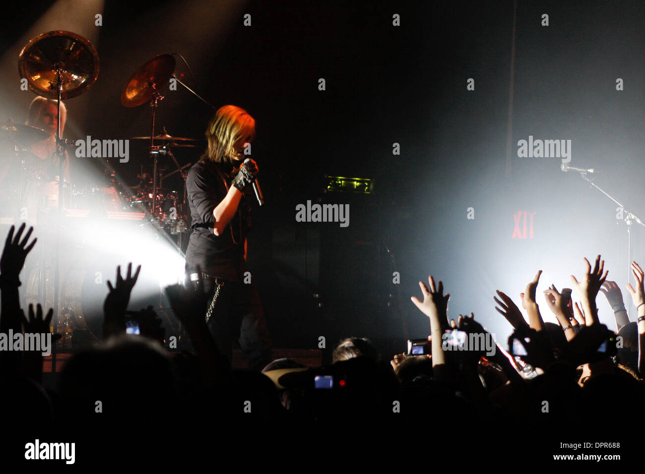 24. April 2009 - New York, New York, USA - "Cinema Bizarre" erklingt in der Highline Ballroom. Cinema Bizarre ist eine deutsche Band aus Berlin im Jahr 2007 gegründet. Sie bezeichnen ihre Musik als Synthie-Pop, New Wave, Electro, Rock und Pop verschmolzen in irgendeine Art von Glam-Pop. Alle Mitglieder sind männlich aber Kleid wie Frauen, androgyn. (Kredit-Bild: © Aviv klein/ZUMA Press) Stockfoto