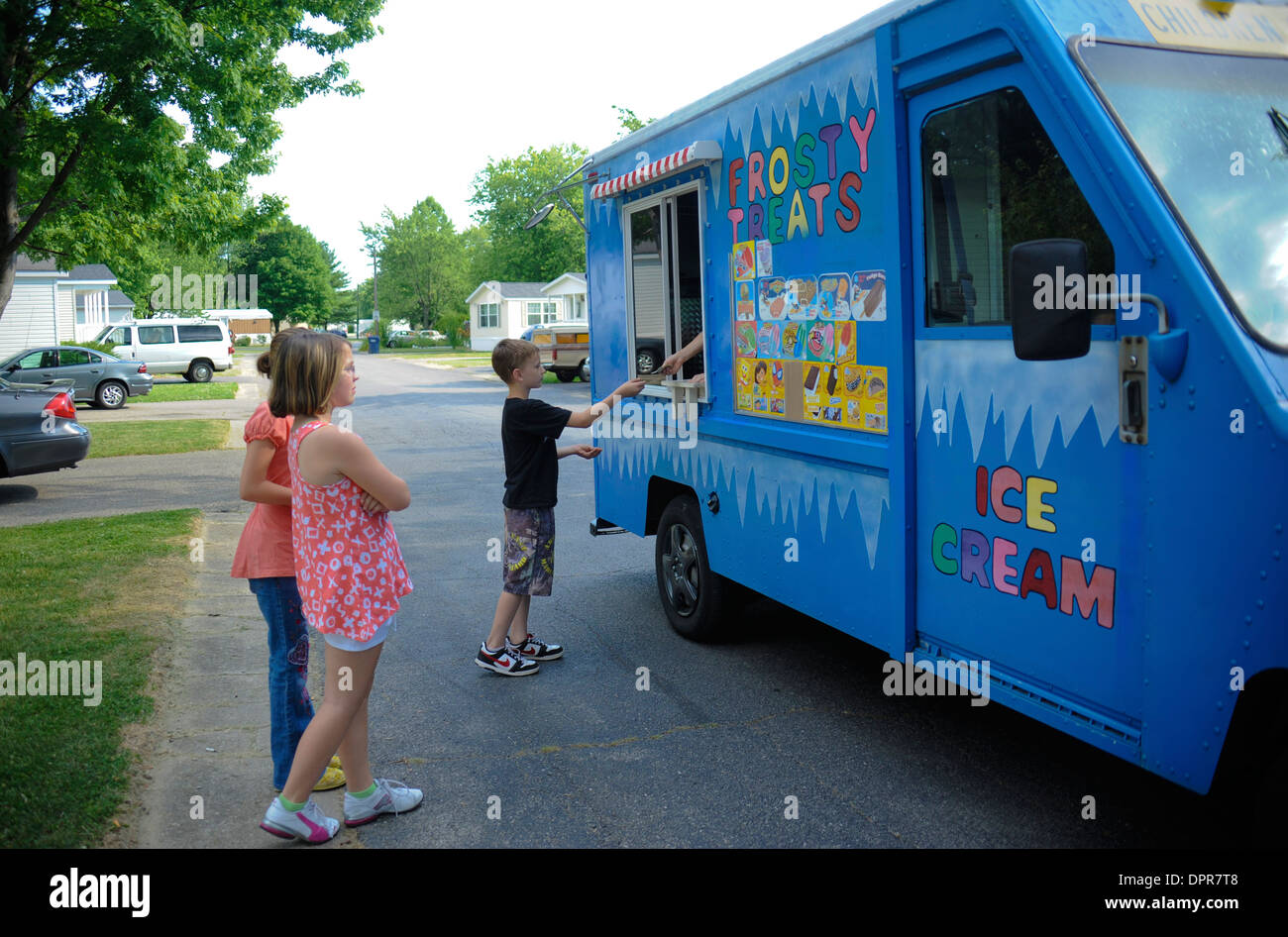 Kinder Eis von einem Eiswagen kaufen. Stockfoto