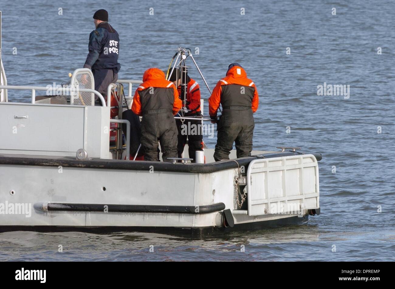 21. Januar 2009 - Manhattan, New York, USA - New Jersey State Police mit einem Sidescan-Sonar verwendet in den Hudson River, wo das U.S. Army Corps Of Engineers M/V Hayward Boot, befindet sich den fehlende Motor von US Airways-Flug 1549, der letzte Woche in den Hudson River stürzte.  (Kredit-Bild: © Bryan Smith/ZUMA Press) Einschränkungen: * New York City Zeitungen Rechte heraus * Stockfoto