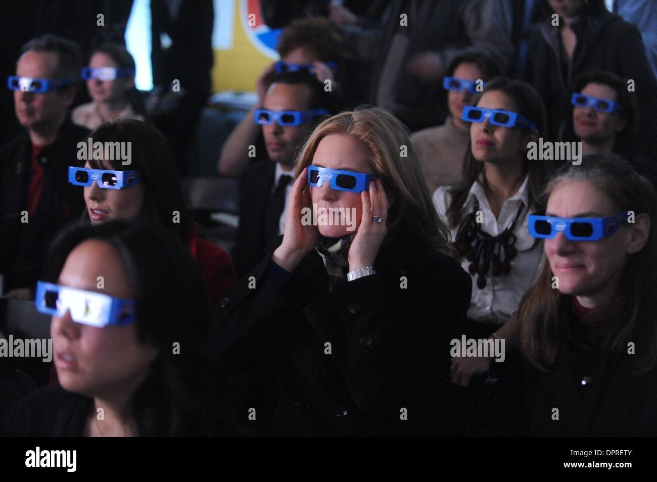 27. Januar 2009 - Manhattan, New York, USA - Teilnehmer 3-d Brille tragen beim Betrachten einer SoBe Werbemittel wie PepsiCo Anwärter für Super Bowl Sonntag führt.  (Kredit-Bild: © Bryan Smith/ZUMA Press) Einschränkungen: * New York City Zeitungen Rechte heraus * Stockfoto