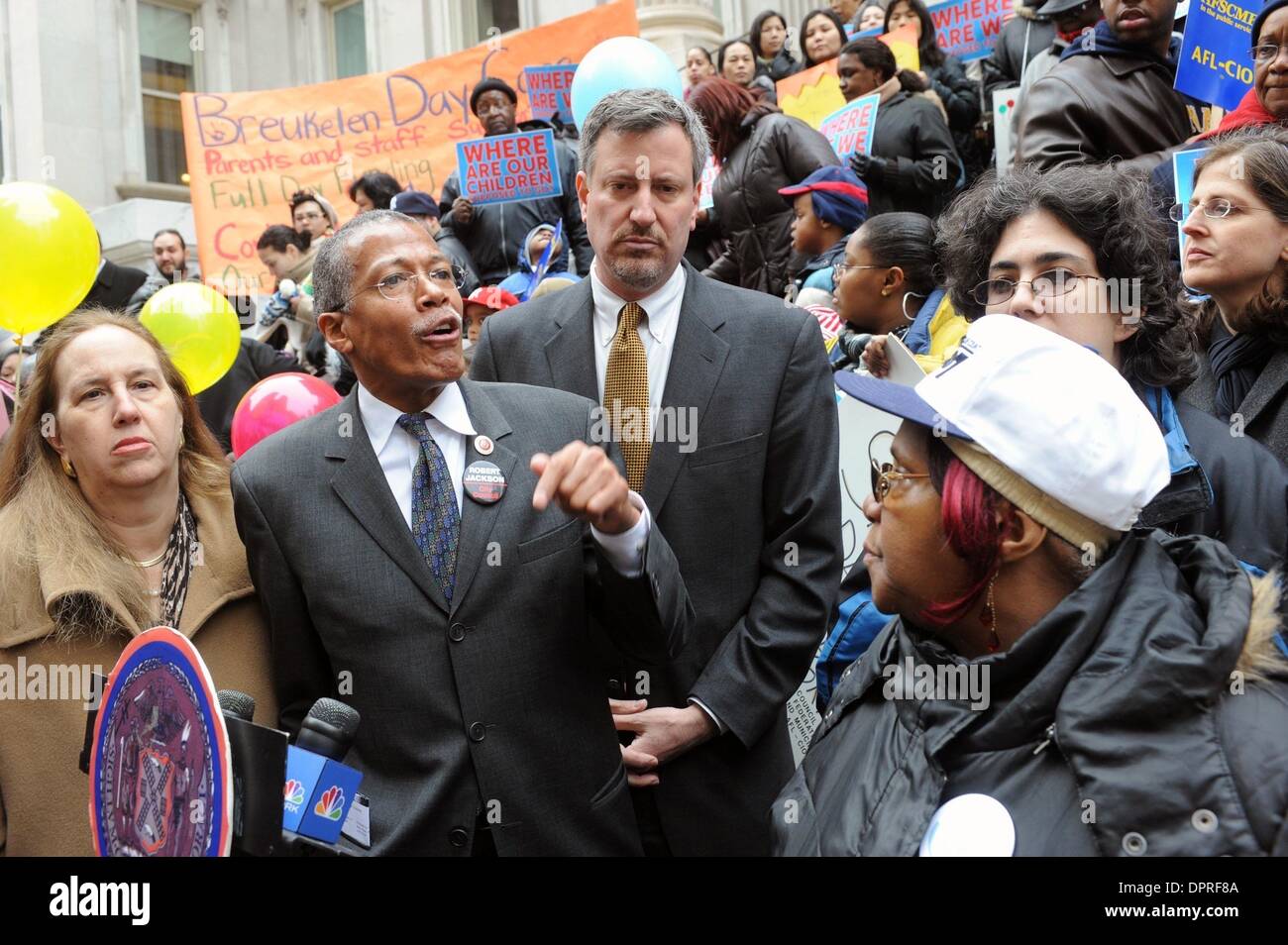 10. Februar 2009 spricht - Manhattan, New York, USA - Councilmember ROBERT JACKSON, wie Stadt Councilmember Bill de Blasio, Eltern und Kinder auf den Stufen des Department of Education Rallyes wie verlangt er Antworten von der Stadt, wo im kommenden Schuljahr mehr als 3.000 fünf jährigen mit Blick auf Entfernung aus der Stadt Tagespflege System verlagert werden. Nach schlägt einen Plan im November t Stockfoto