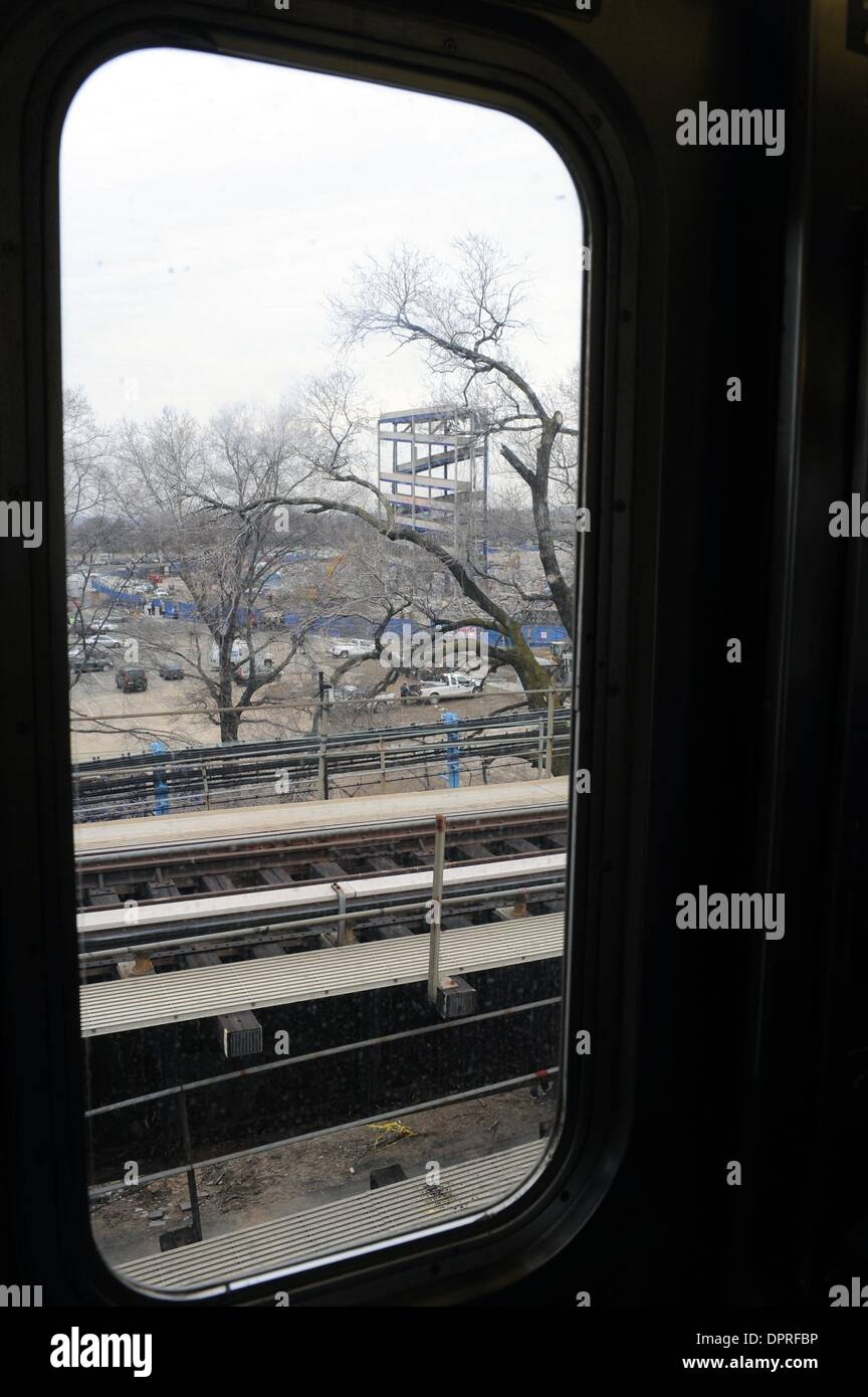 18. Februar 2009 ist - Queens, New York, USA - der letzte Abschnitt des Shea Stadium aus dem 7 Zug gesehen, wie die u-Bahn in die Station Willets Point zieht. Ein Bautrupp erobert den letzten Abschnitt des Shea Stadium, Abriss einer Rampe im Schatten des neuen Stadions NY Mets, Citi Field.  (Kredit-Bild: © Bryan Smith/ZUMA Press) Einschränkungen: * New York City Zeitungen Rechte heraus * Stockfoto