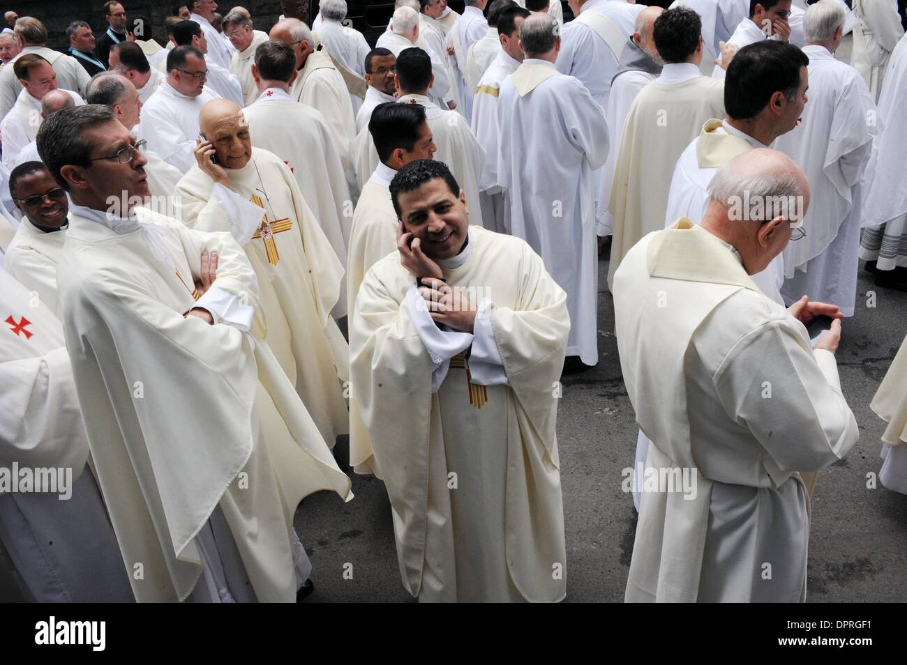 15. April 2009 - Manhattan, New York, USA - Mitglieder des Klerus Linie 53rd Street für den Einbau von Erzbischof Timothy Dolan in der St. Patricks Cathedral.   (Kredit-Bild: © Bryan Smith/ZUMA Press) Einschränkungen: * New York City Zeitungen Rechte heraus * Stockfoto