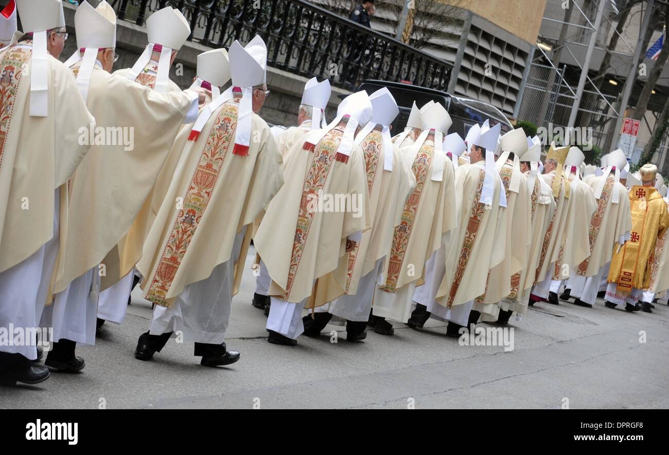 15. April 2009 - Manhattan, New York, USA - Mitglieder des Klerus Linie 53rd Street für den Einbau von Erzbischof Timothy Dolan in der St. Patricks Cathedral.   (Kredit-Bild: © Bryan Smith/ZUMA Press) Einschränkungen: * New York City Zeitungen Rechte heraus * Stockfoto