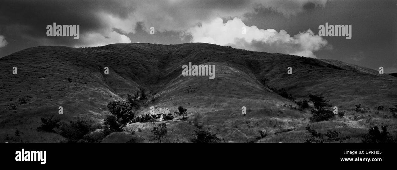 11. November 2008 - Haiti - flüchtige Sonnenlicht konzentriert sich auf eine fragile Hütte entlang der Grenze zwischen Haiti und der Dominikanischen Republik. Die Leben der Armen in den Tropen werden durch Geographie und Wetter, Dürre und Sturzflut, drückende Hitze und drückende Armut geregelt. Die Landschaft, der Touristen denken können als idyllisches Paradies in saubere, sichere Orte einfach in ein d verwandeln kann Stockfoto