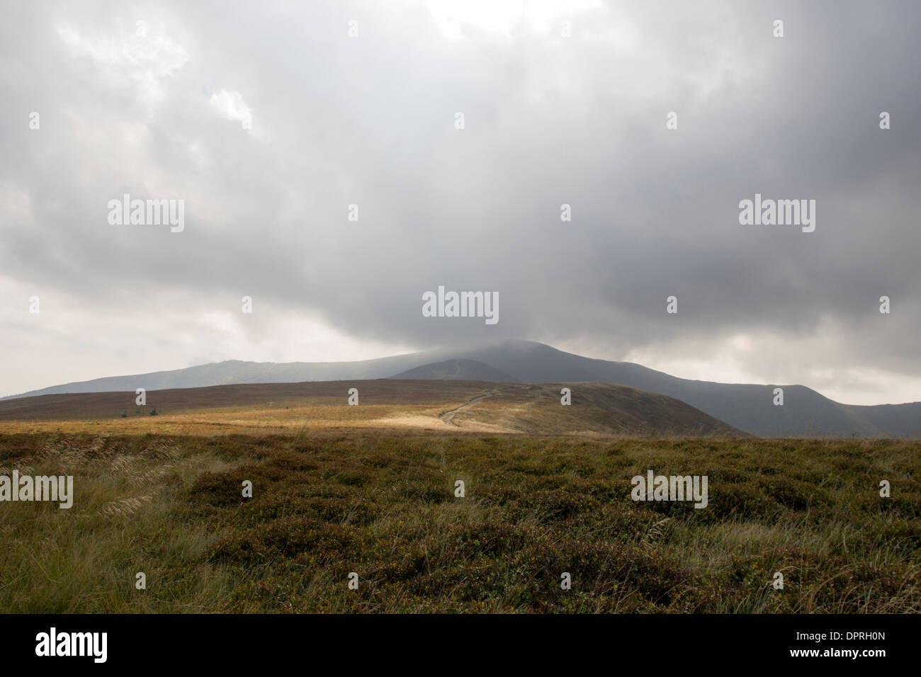 bewölkten blauen Berg grün Himmel Wolke Fußweg Ewigkeit grau Natur ruhige Szene Hügellandschaft im Tal Schönheit Landschaften Tra Stockfoto