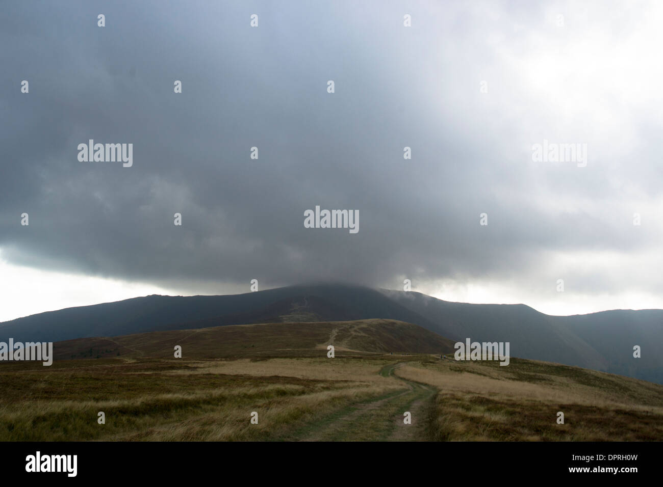 bewölkten blauen Berg grün Himmel Wolke Fußweg Ewigkeit grau Natur ruhige Szene Hügellandschaft im Tal Schönheit Landschaften Tra Stockfoto