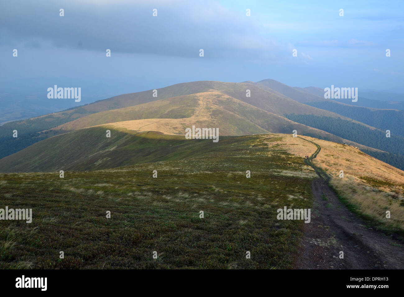 Ridge blue Mountain grünen Himmel Wolke Fußweg Ewigkeit Natur ruhige Szene Hügellandschaft im Tal Schönheit Landschaften Reisen Stockfoto