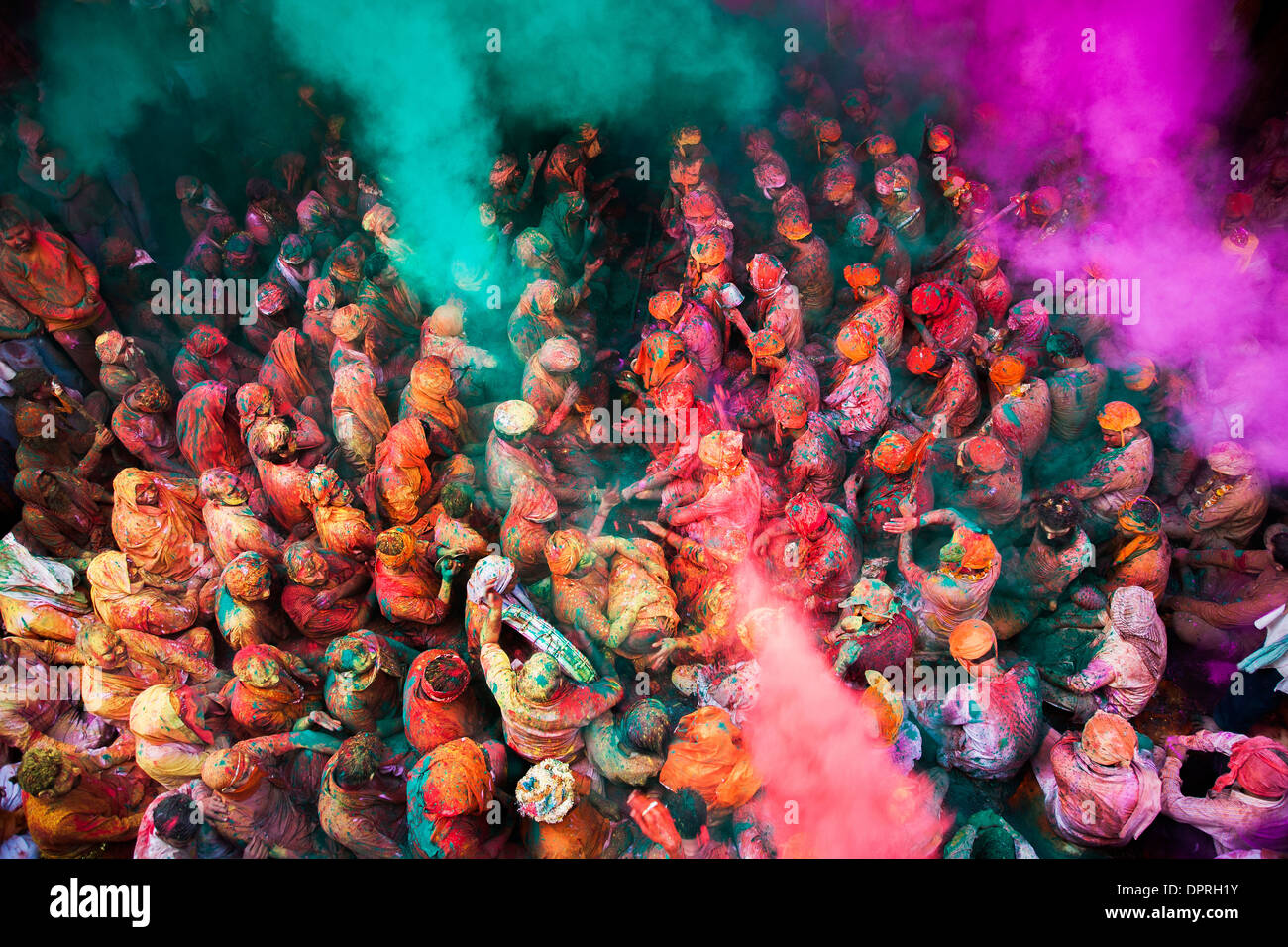 Männer aus Nandgaon & Barsana sitzen Angesicht zu Angesicht in eine Samaaj (eine Gemeinde sammeln) während des Festivals von Holi Uttar Pradesh, Indien Stockfoto