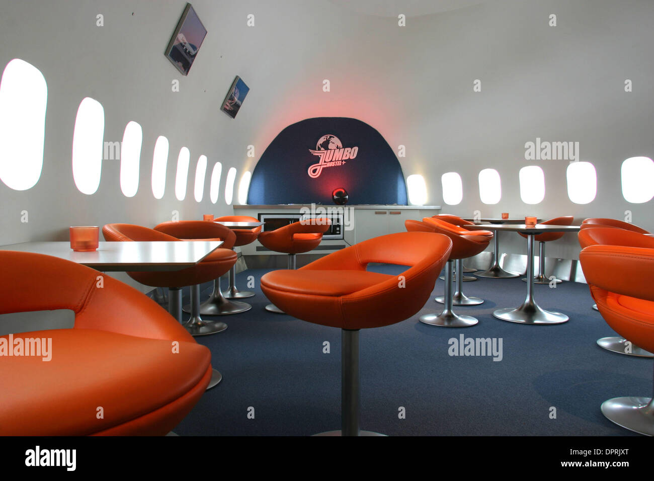 13. März 2009 - Stockholm, Schweden - die Welt ist erste "Jumbo Hostel' am Flughafen Stockholm Arlanda. Das Flugzeug, eine stillgelegte Modell Jumbo-Jet 747-200 im Jahr 1976 erbaut wurde zuletzt von Transjet, eine schwedische Fluggesellschaft betrieben, die im Jahr 2002 in Konkurs ging. Es wurde ursprünglich für Singapore Airlines und später serviert mit legendären Pan Am und vom Hotelier Oscar Dios erworben wurde. Die "Host Stockfoto