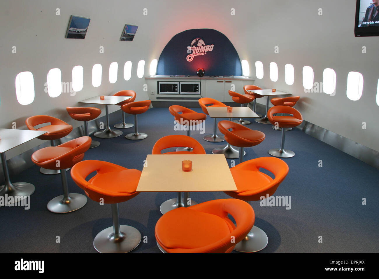 13. März 2009 - Stockholm, Schweden - die Welt ist erste "Jumbo Hostel' am Flughafen Stockholm Arlanda. Das Flugzeug, eine stillgelegte Modell Jumbo-Jet 747-200 im Jahr 1976 erbaut wurde zuletzt von Transjet, eine schwedische Fluggesellschaft betrieben, die im Jahr 2002 in Konkurs ging. Es wurde ursprünglich für Singapore Airlines und später serviert mit legendären Pan Am und vom Hotelier Oscar Dios erworben wurde. Die "Host Stockfoto