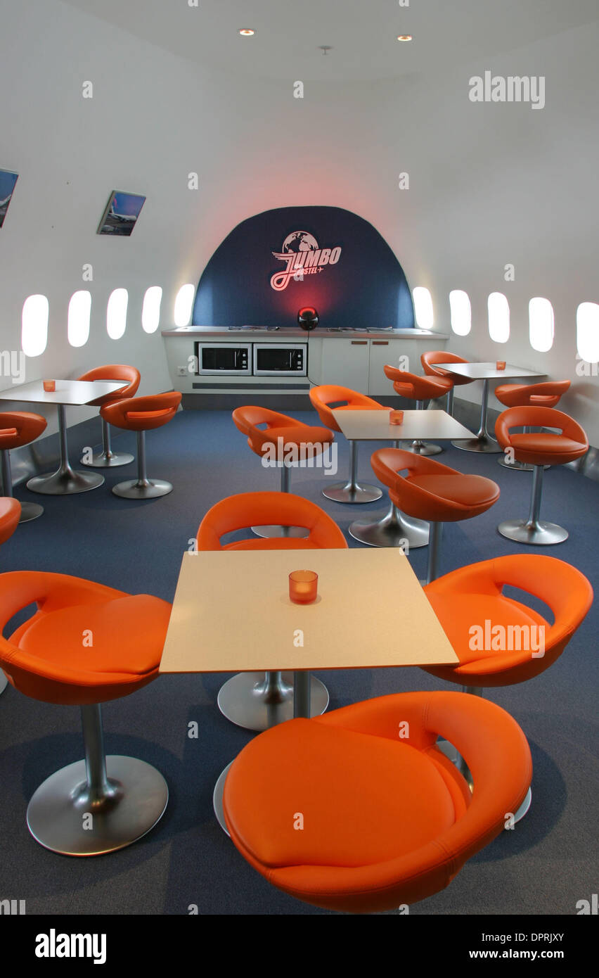 13. März 2009 - Stockholm, Schweden - die Welt ist erste "Jumbo Hostel' am Flughafen Stockholm Arlanda. Das Flugzeug, eine stillgelegte Modell Jumbo-Jet 747-200 im Jahr 1976 erbaut wurde zuletzt von Transjet, eine schwedische Fluggesellschaft betrieben, die im Jahr 2002 in Konkurs ging. Es wurde ursprünglich für Singapore Airlines und später serviert mit legendären Pan Am und vom Hotelier Oscar Dios erworben wurde. Die "Host Stockfoto