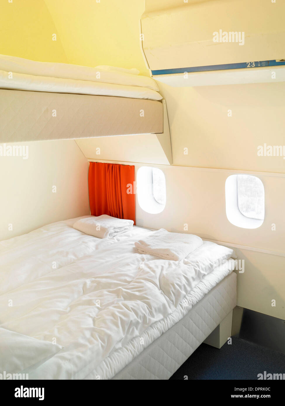 13. März 2009 - Stockholm, Schweden - die Welt ist erste "Jumbo Hostel' am Flughafen Stockholm Arlanda. Das Flugzeug, eine stillgelegte Modell Jumbo-Jet 747-200 im Jahr 1976 erbaut wurde zuletzt von Transjet, eine schwedische Fluggesellschaft betrieben, die im Jahr 2002 in Konkurs ging. Es wurde ursprünglich für Singapore Airlines und später serviert mit legendären Pan Am und vom Hotelier Oscar Dios erworben wurde. Die "Host Stockfoto