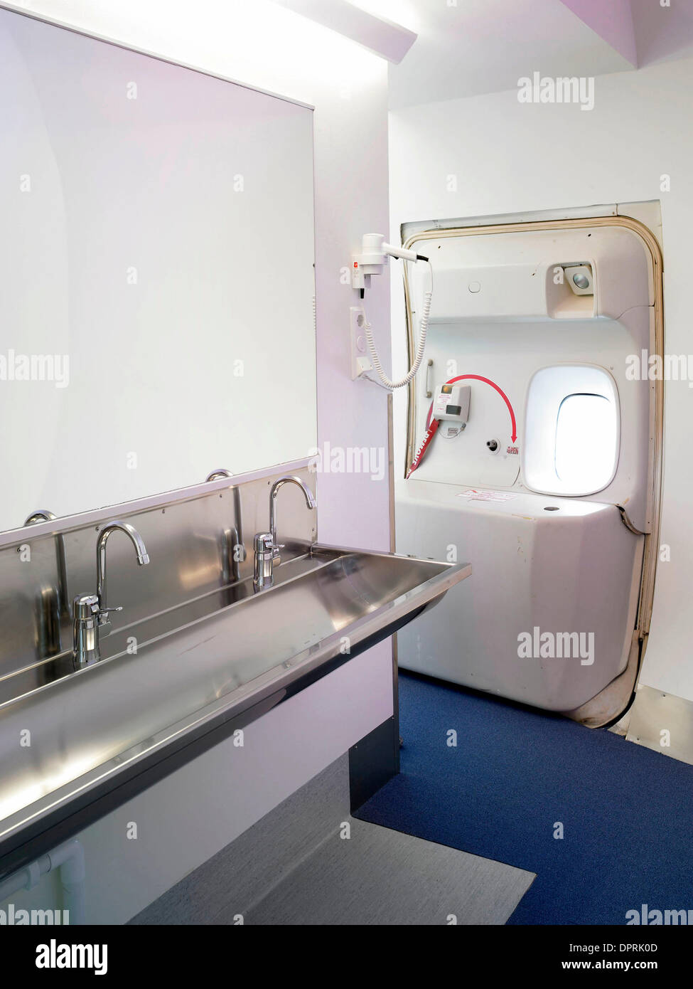 13. März 2009 - Stockholm, Schweden - die Welt ist erste "Jumbo Hostel' am Flughafen Stockholm Arlanda. Das Flugzeug, eine stillgelegte Modell Jumbo-Jet 747-200 im Jahr 1976 erbaut wurde zuletzt von Transjet, eine schwedische Fluggesellschaft betrieben, die im Jahr 2002 in Konkurs ging. Es wurde ursprünglich für Singapore Airlines und später serviert mit legendären Pan Am und vom Hotelier Oscar Dios erworben wurde. Die "Host Stockfoto