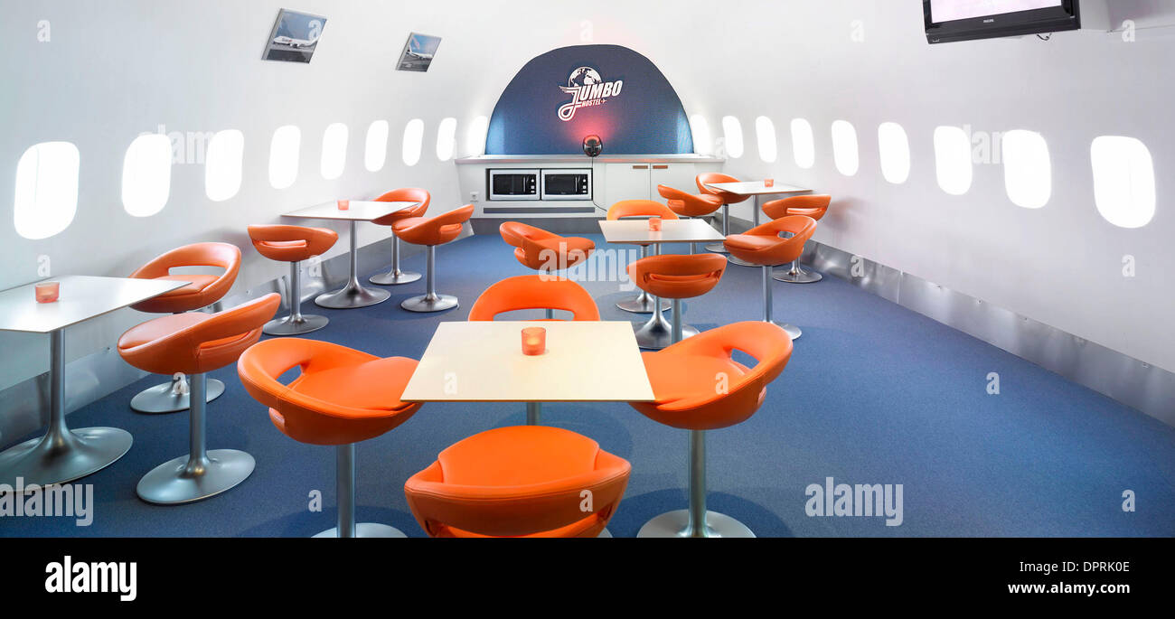 13. März 2009 - Stockholm, Schweden - die Welt ist erste "Jumbo Hostel' am Flughafen Stockholm Arlanda. Das Flugzeug, eine stillgelegte Modell Jumbo-Jet 747-200 im Jahr 1976 erbaut wurde zuletzt von Transjet, eine schwedische Fluggesellschaft betrieben, die im Jahr 2002 in Konkurs ging. Es wurde ursprünglich für Singapore Airlines und später serviert mit legendären Pan Am und vom Hotelier Oscar Dios erworben wurde. Die "Host Stockfoto