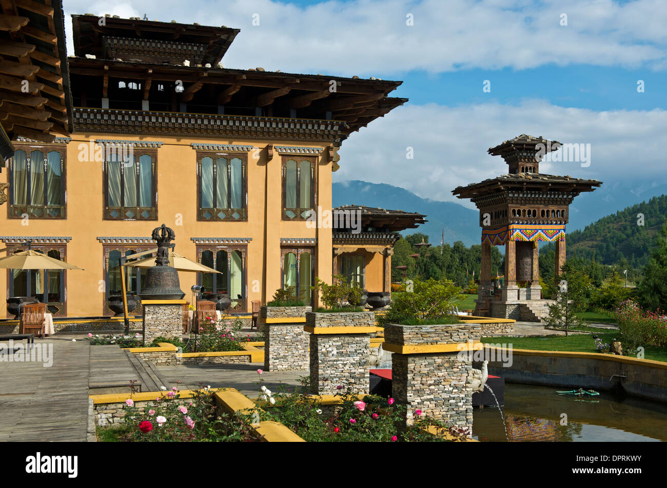 Garten mit Mani-Mühle des Taj Tashi Hotels, Thimphu, Bhutan Stockfoto