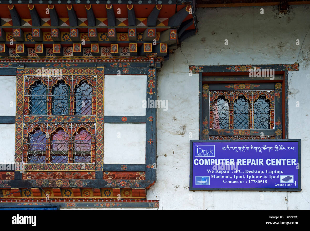 Computer-Reparatur-Center in einem Gebäude des bhutanischen typisch, Thimphu, Bhutan Stockfoto