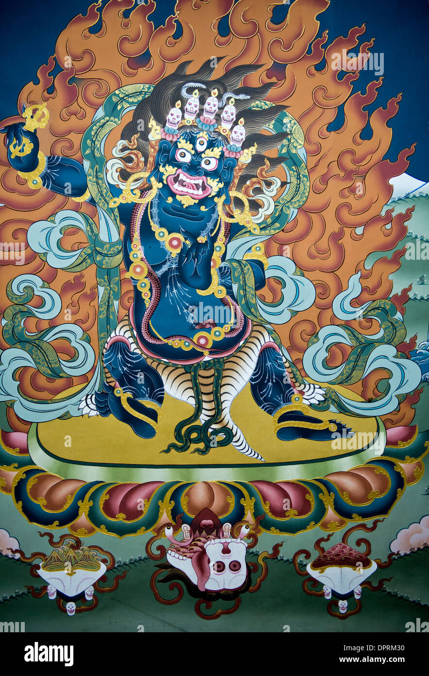 Wandmalereien von Motiven aus der buddhistischen Mythologie in der Trashi Chhoe Dzong oder Thimphu Dzong, Thimphu, Bhutan Stockfoto