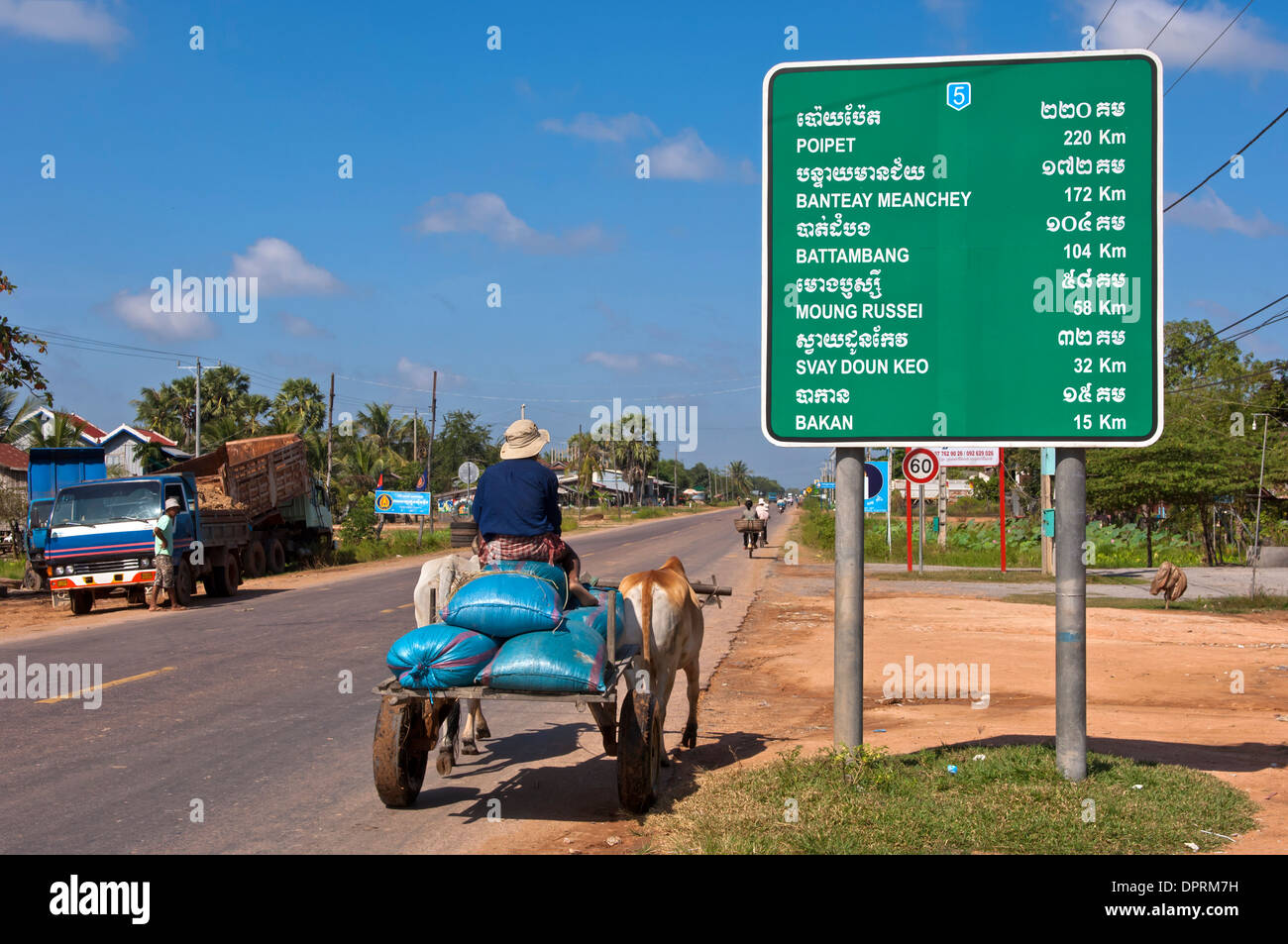 Ochsenkarren auf der Nationalstraße 5 in Pursat, Kambodscha Stockfoto