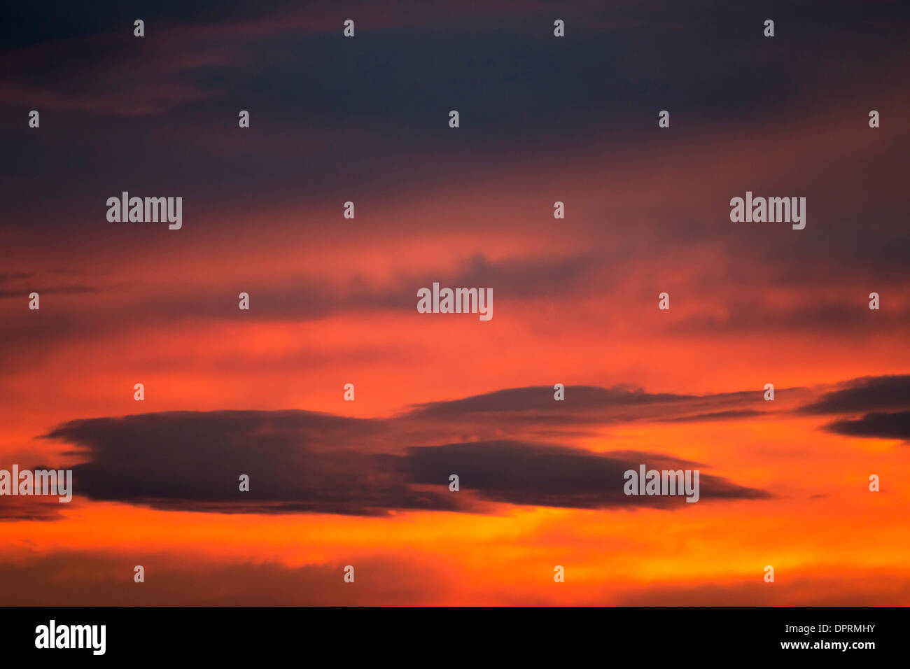 dunkle Wolke auf Roter Himmel - Zwielicht - Sonnenuntergang Farben Stockfoto