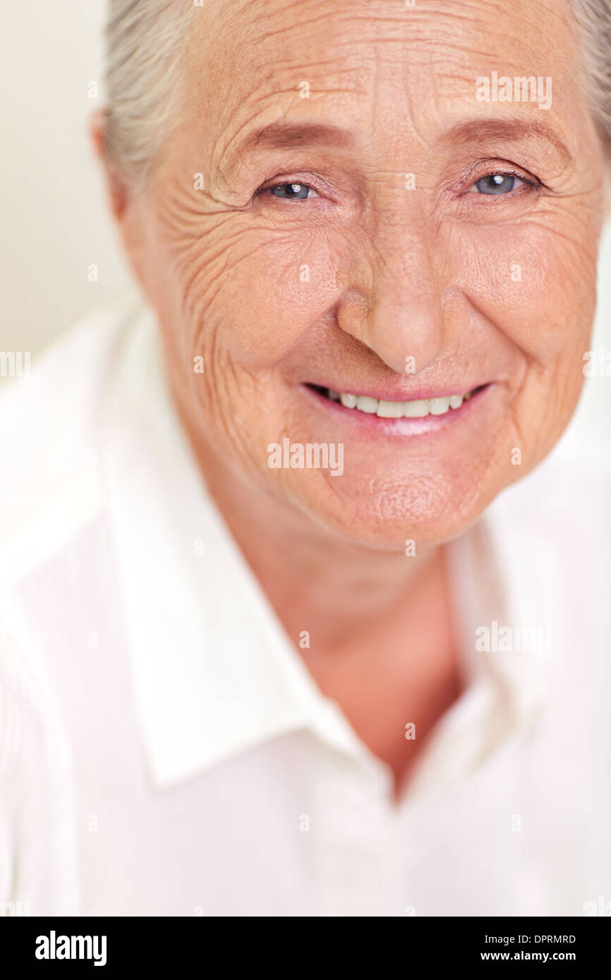 Gesicht des älteren weiblichen Blick in die Kamera Lächeln Stockfoto