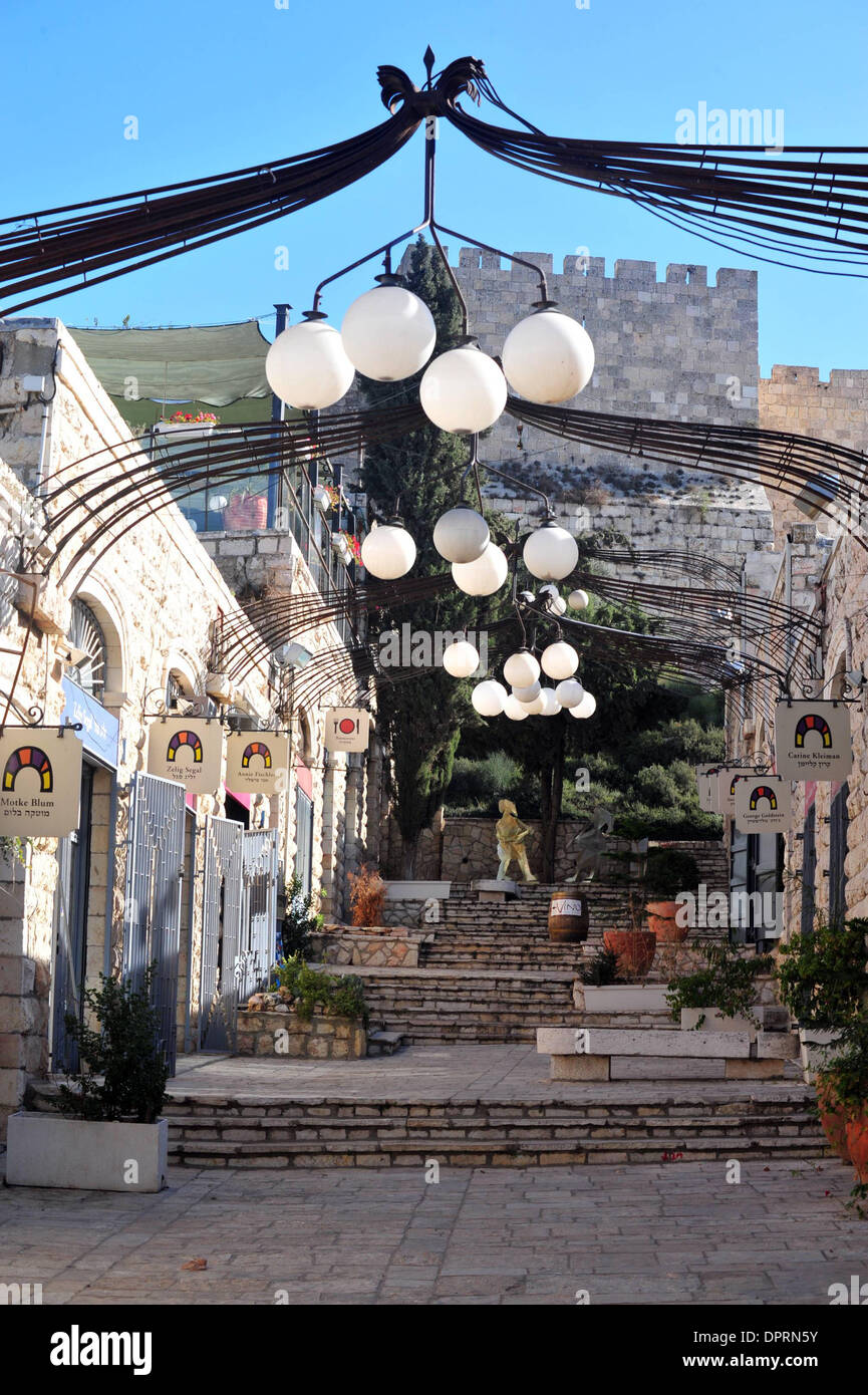 9. Dezember 2008 - Jerusalem, Israel - Jerusalem-Kunst-Center - Hutzot Hayotzer. Die hoch aufragenden Mauern um die Altstadt von Jerusalem ist eine eindrucksvolle Vereinigung von mittelalterlichen und des Nahen Ostens architektonischen Besonderheiten. Die Wände wurden von Ottoman-Sultan Suleiman dem prächtigen, beauftragt, die stark in die Entwicklung von Jerusalem während des 16. Jahrhunderts investiert. Die alte Stadt ist Heimat Stockfoto