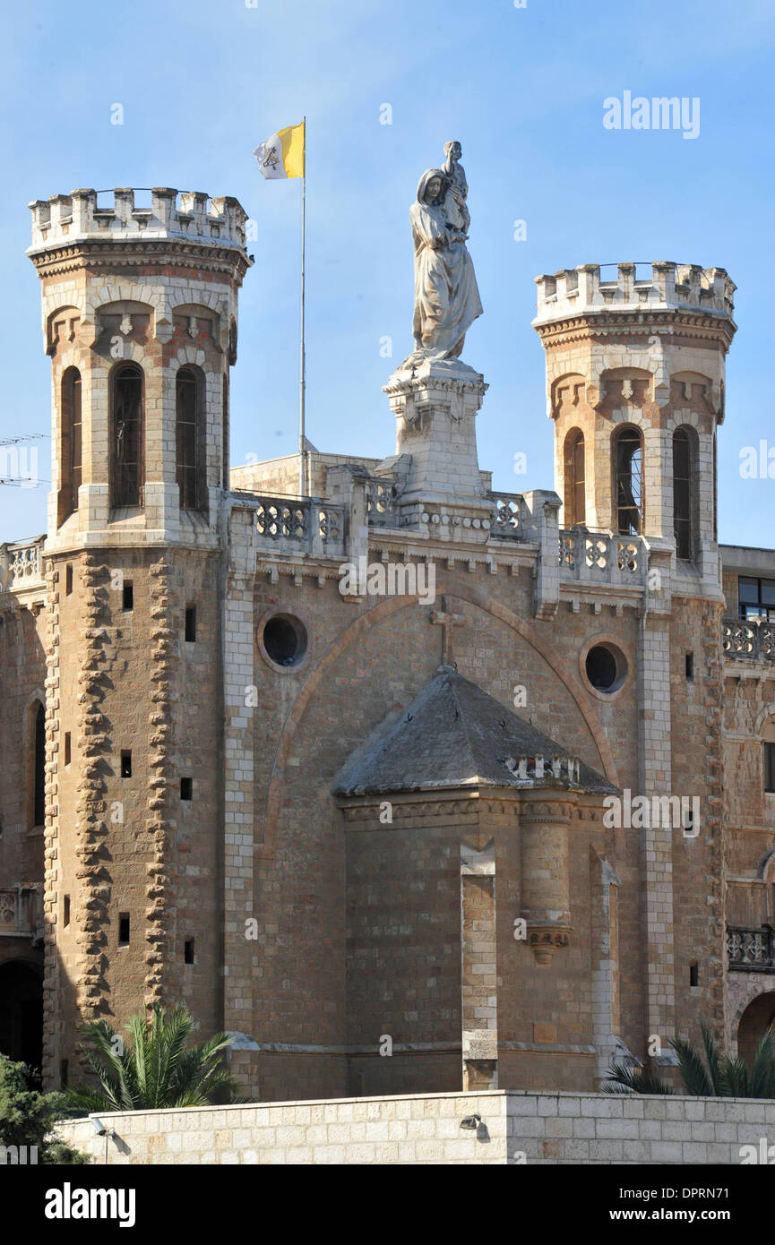 9. Dezember 2008 - Jerusalem, Israel - "St. Louis" Französisch Hospital. Die hoch aufragenden Mauern um die Altstadt von Jerusalem ist eine eindrucksvolle Vereinigung von mittelalterlichen und des Nahen Ostens architektonischen Besonderheiten. Die Wände wurden von Ottoman-Sultan Suleiman dem prächtigen, beauftragt, die stark in die Entwicklung von Jerusalem während des 16. Jahrhunderts investiert. Die alte Stadt ist Heimat von mehreren Sit Stockfoto