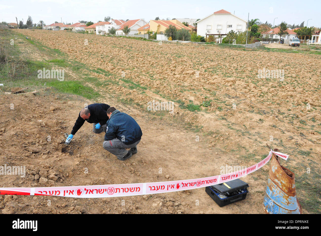 24. Dezember 2008 - Netivot, Israel - der israelische Bombenkommando sind eine Kassam-Rakete, die vor den Toren Netivot, nur wenige Meter von den Häusern landete aber nicht die Ursache für Schäden entfernen. Palästinensische Terroristen am Mittwochmorgen feuerte einige 35 Kassam und Grad-Raketen aus dem Gazastreifen auf den westlichen Negev, woraufhin Israel zu halten, bis eine Lieferung von Beihilfen zum Strip auf Mittwoch passieren soll Stockfoto