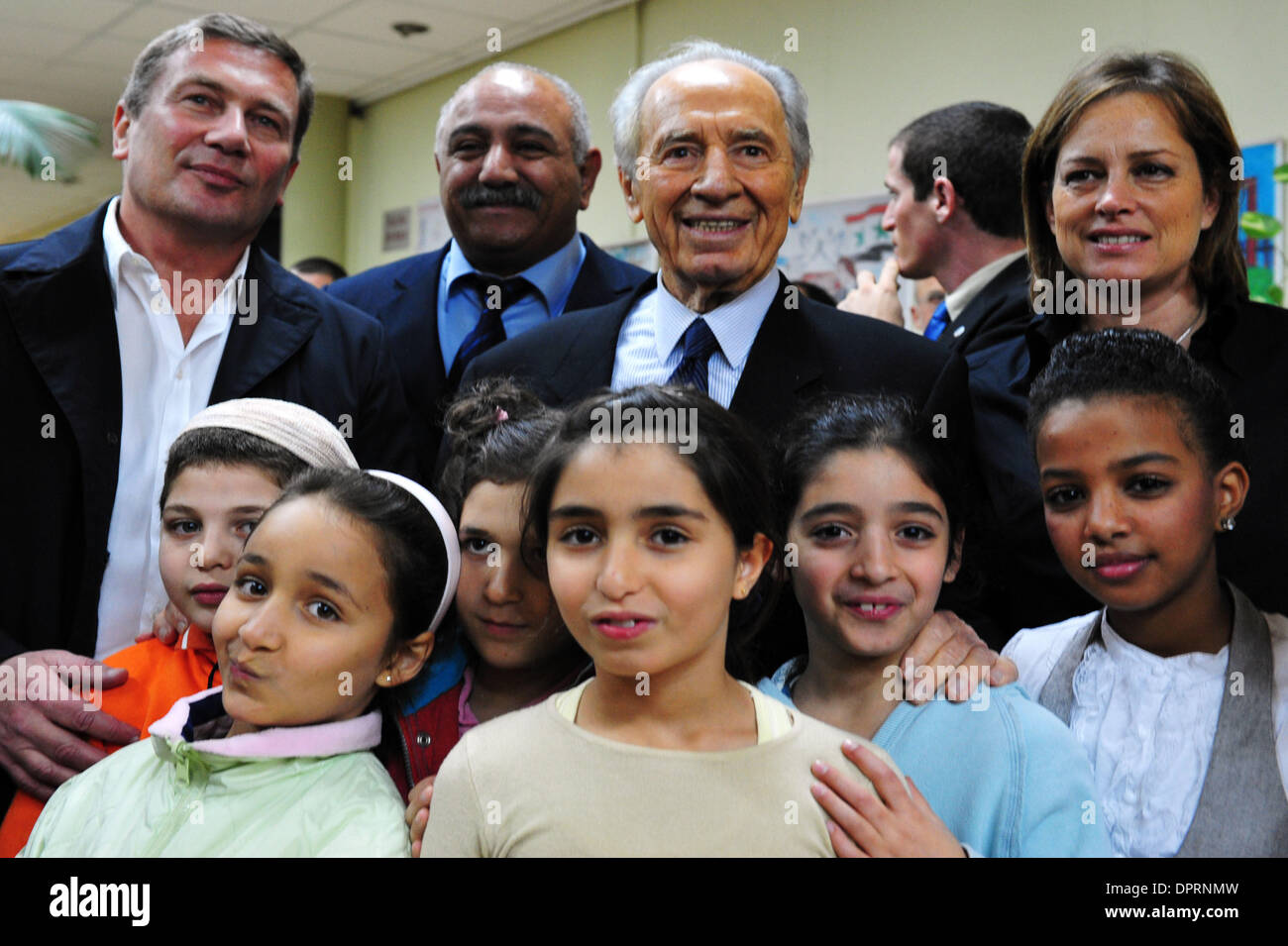 24. Dezember 2008 Kerzen - Sderot, Israel - israelische Präsident SHIMON PEREZ mit Bürgerinnen und Bürgern, die Beleuchtung der Chanukka besucht. Perez besuchte am Mittwoch, Anerkennung, Fabriken und unterstützen Sie Kinder während Hanukkah und die Eskalation der jüngsten Raketenangriffe auf die Reigon Sderot. Palästinensische Terroristen am Mittwochmorgen feuerte einige 60 Kassam und Grad-Raketen aus der Stockfoto