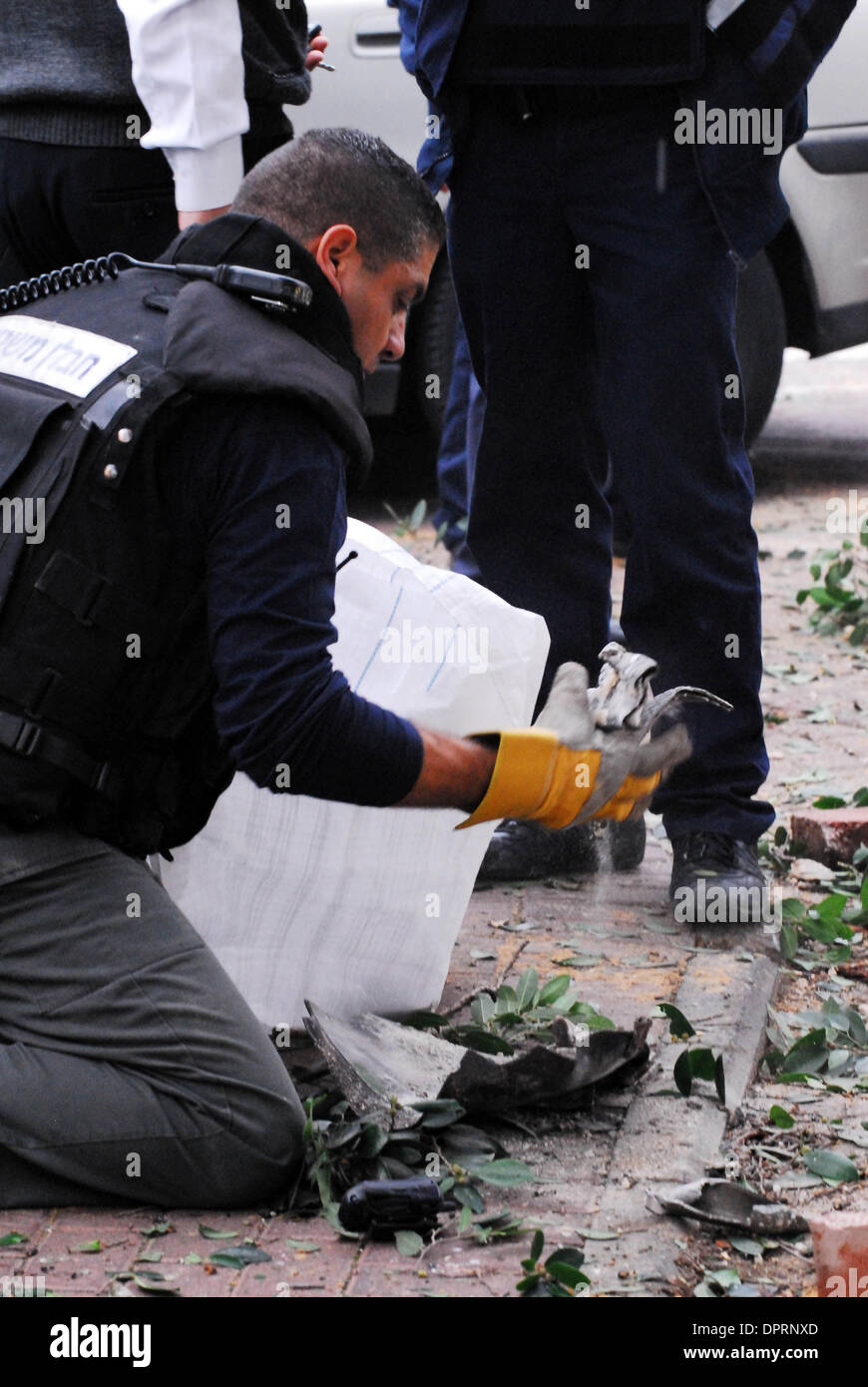 29. Dezember 2008 - Ashkelon, Israel - Polizei bomb Squad an der Stelle, wo eine Kassam-Rakete in Ashkelon, Israel kurz landete nachdem ein Arbeiter getötet wurde auf einer Baustelle am Montag. Ein Israeli getötet und vierzehn weitere verletzt von einer palästinensischen Grad Rakete, die in der Nähe von einer Baustelle in der Küstenstadt Stadt Ashkelon explodierte. Die meisten der Verwundeten sind arabische Bauarbeiter Stockfoto