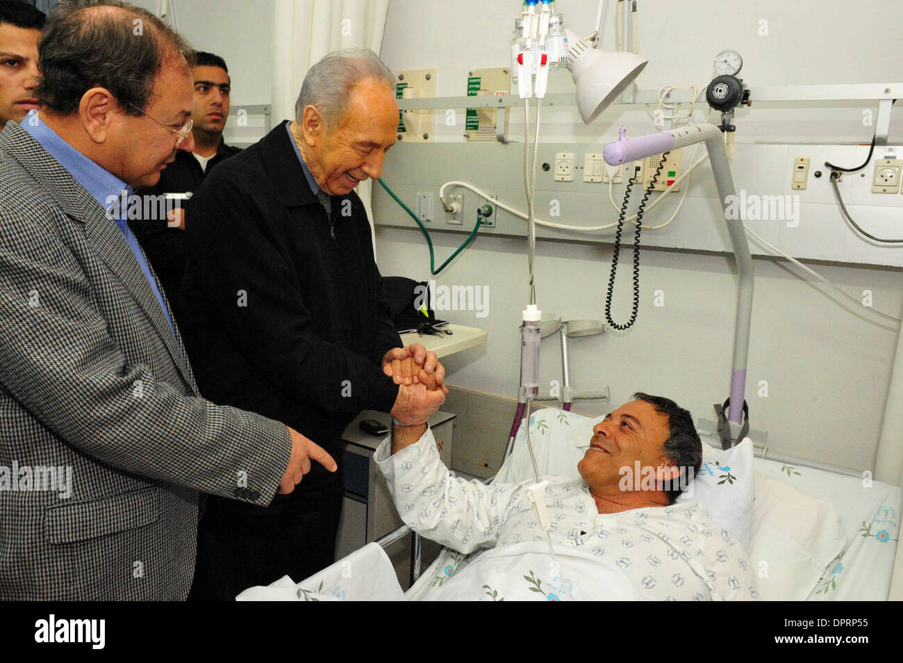 30. Dezember 2008 - Ashkelon, Israel - Präsident SHIMON PERES Opfer der Raketenangriffe in Barzilai Krankenhaus in Ashkelon auf Mittwoch, 31. Dezember 2008 besucht. Peres kam an diesem Morgen in Ashkelon um Solidarität mit den Bewohnern der Stadt. Staatspräsident Peres besucht Kinder Zuflucht in einer kommunalen Luftschutzbunker, besucht Opfer von Qassam und Grad Rakete Stockfoto