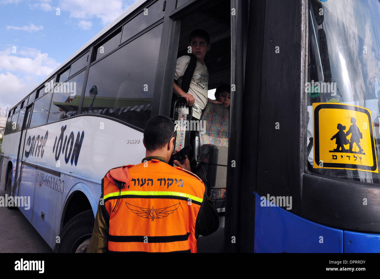 11. Januar 2009 - Sderot, Israel - Kinder machen ihren Weg in die Schule für den ersten Tag seit Beginn der Operation Israels im Gaza-Streifen in Sderot auf Sonntag, 11. Januar 2009. Die Heimatfront Kommando hatte Kommunen im Süden und das grüne Licht allmählich Schulen diese Woche erneut öffnen und Beersheba Studenten für ihre Immatrikulation Prüfungen wurden zurück nach Klassen auf S Stockfoto