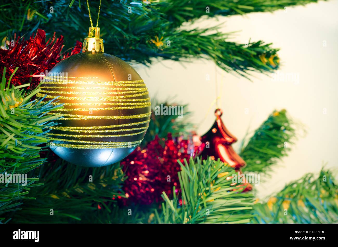 Nahaufnahme der Weihnachtsbaum mit Weihnachtskugel Stockfoto