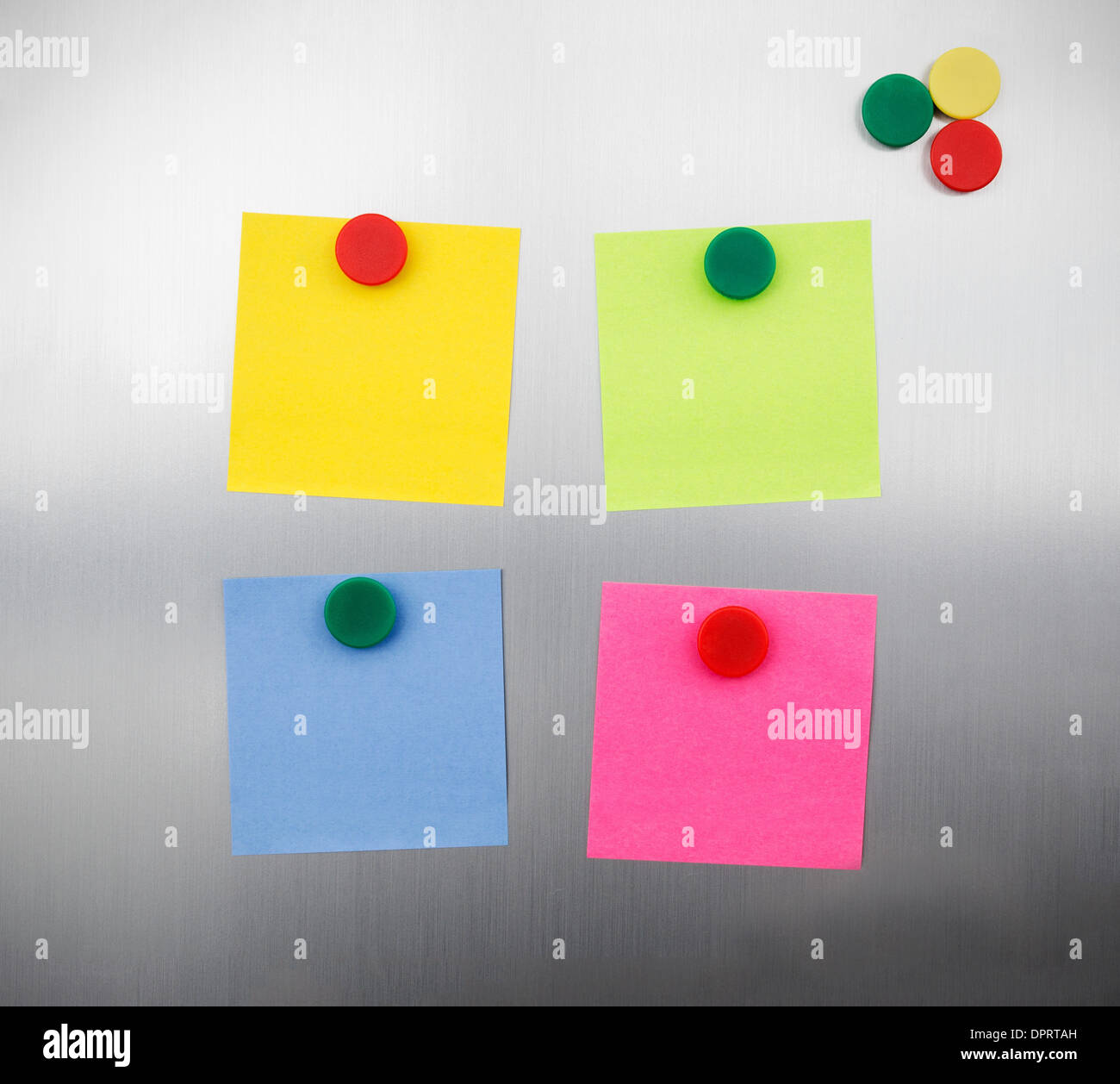Farbige Notizen und Magnete auf Inox metallic Kühlschrank Stockfoto