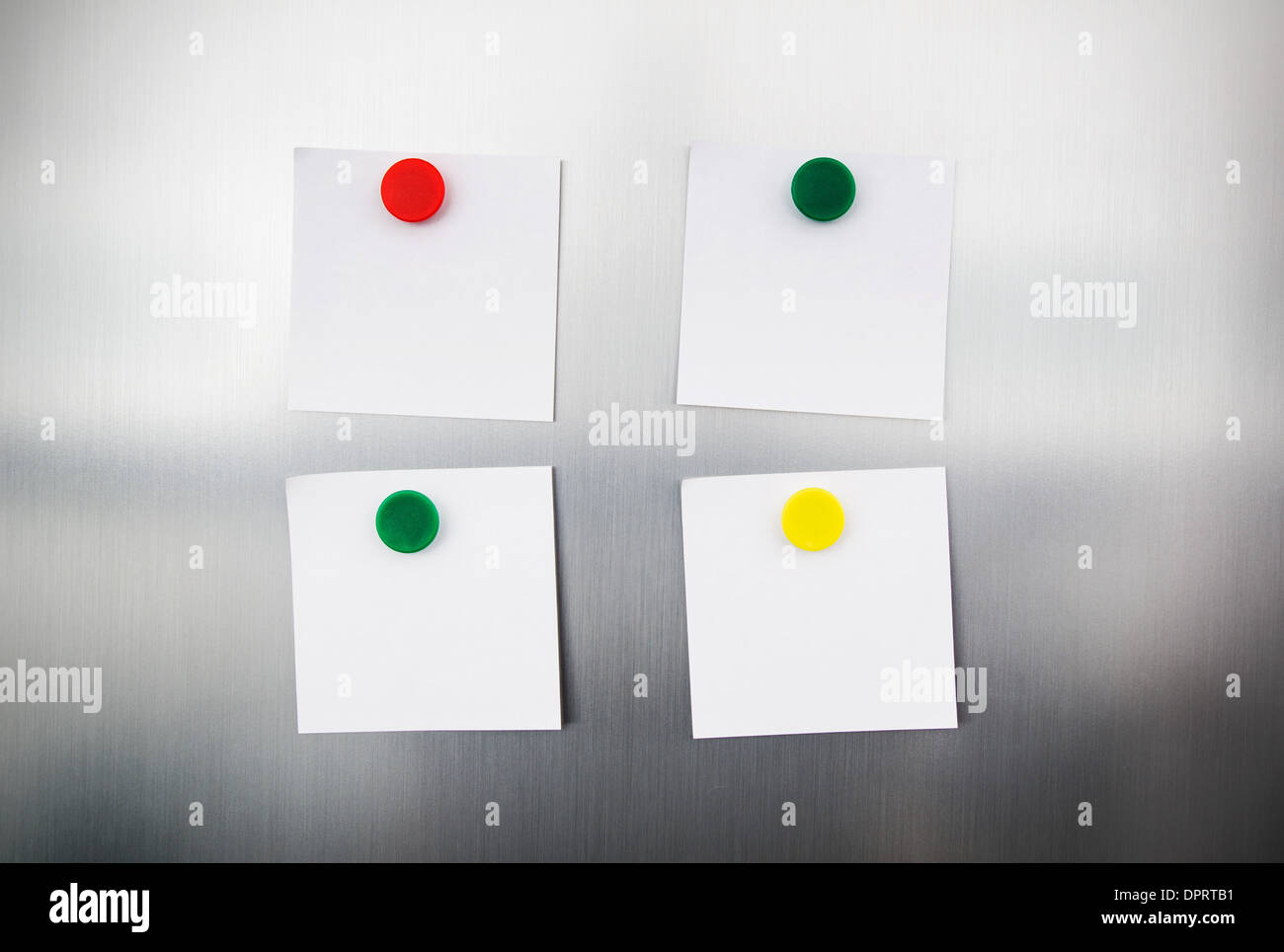 Weiße Erinnerungen mit Magneten an den Kühlschrank Stockfoto